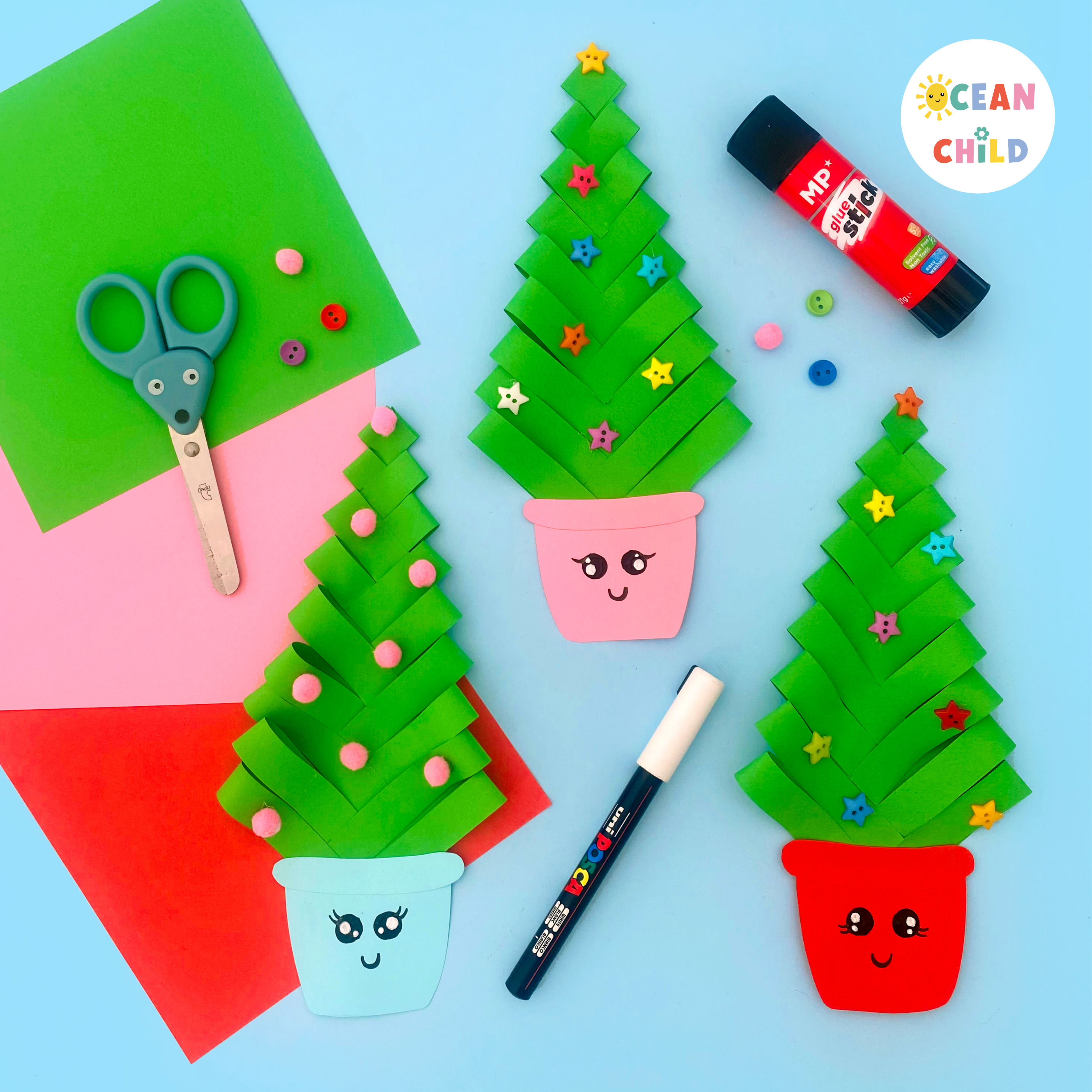 Craft a Christmas tree with kids from just one origami paper sheet